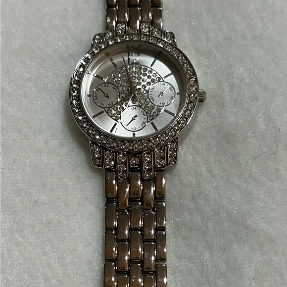Beautiful watch. - Picture 2 of 3
